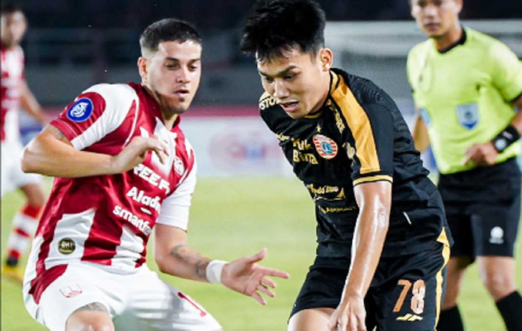 Alexis Messidoro dan Wintan Sulaeman dalam duel Persis Solo vs Persija - sumber foto X akun Persija_Jkt Alexis Messidoro dan Wintan Sulaeman dalam duel Persis Solo vs Persija - sumber foto X akun Persija_Jkt