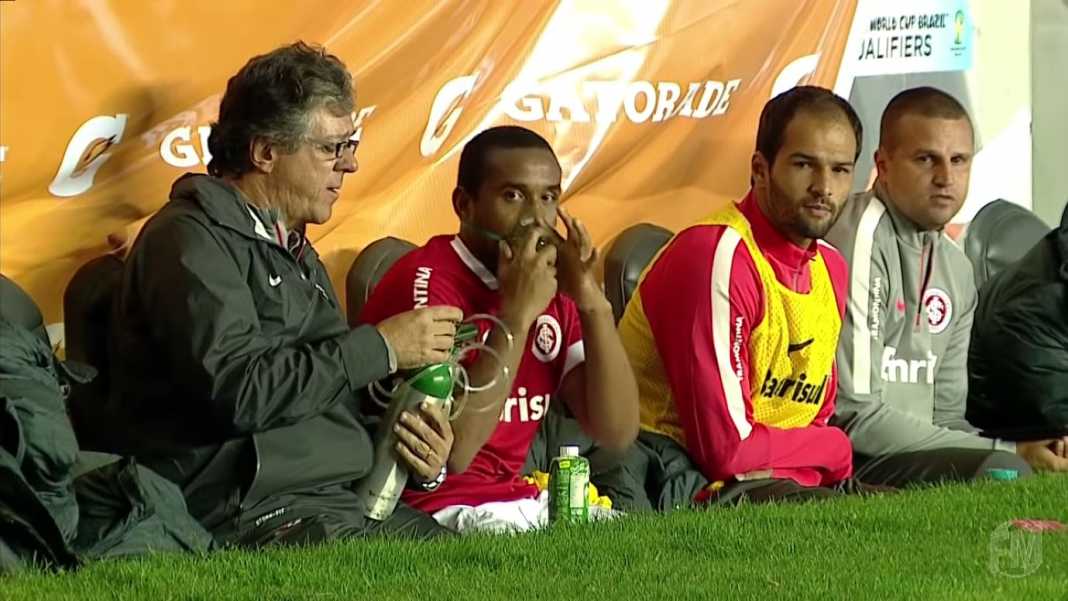 Anderson, anggota timnas Brasil kesulitan bernafas di La Paz Foto Ini Bercerita Soal Alasan Tim Sebesar Argentina dan Brasil Kesulitan Lewati Kualifikasi