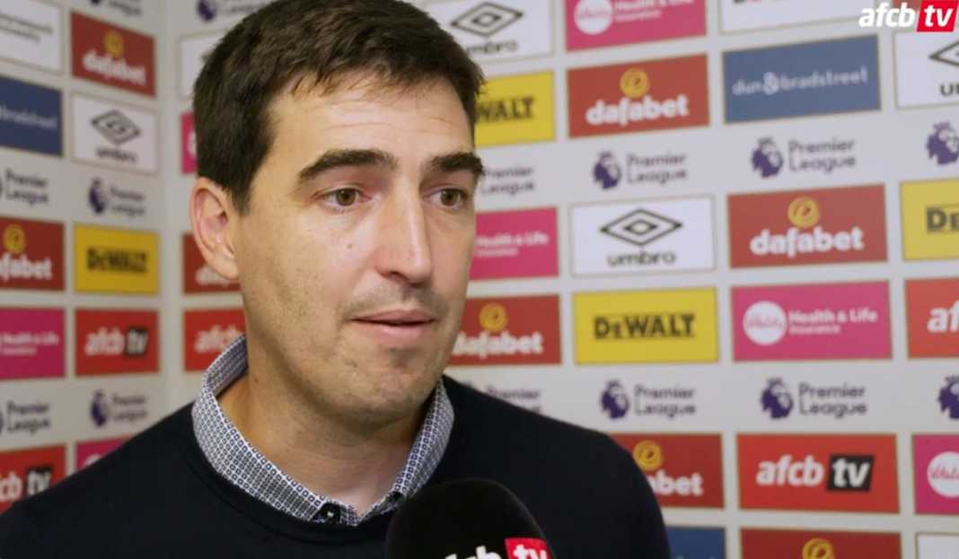 Andoni Iraola dalam wawancara pasca pertandingan Andoni Iraola Puji Penampilan Paling Lengkap Timnya Saat Bermain Imbang Kontra Chelsea