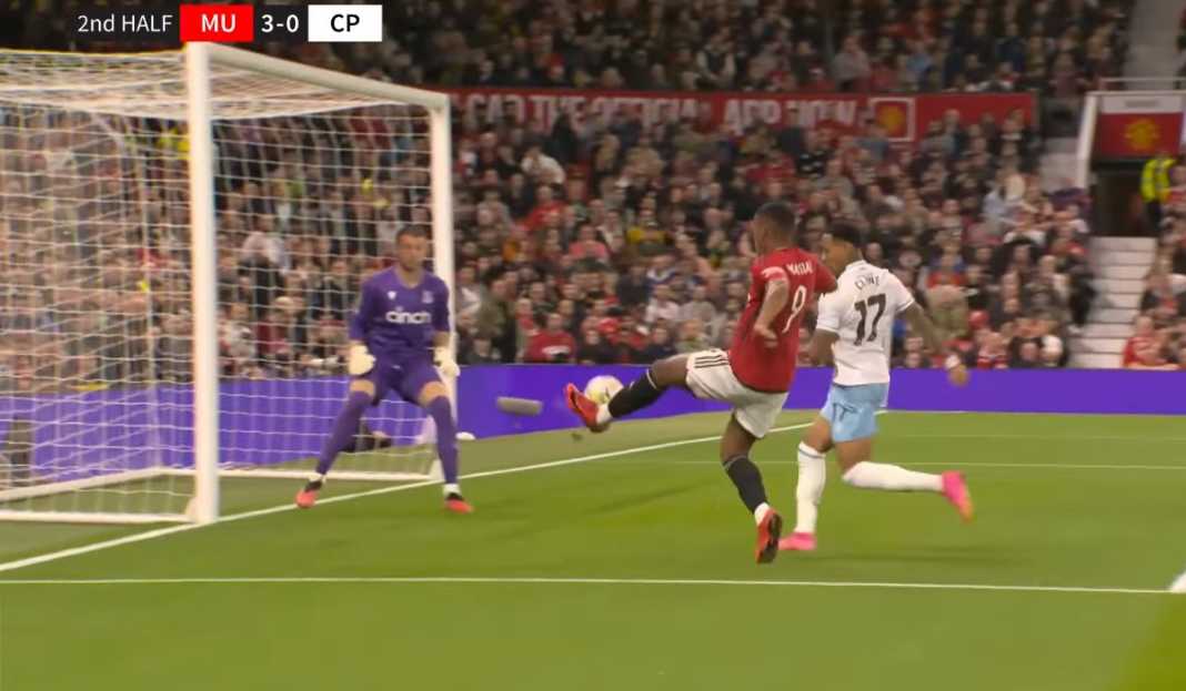 Anthony Martial saat cetak gol ke gawang Crystal Palace Legenda Puji Tiga Pemain Ini Usai Kemenangan Manchester United di Piala Liga