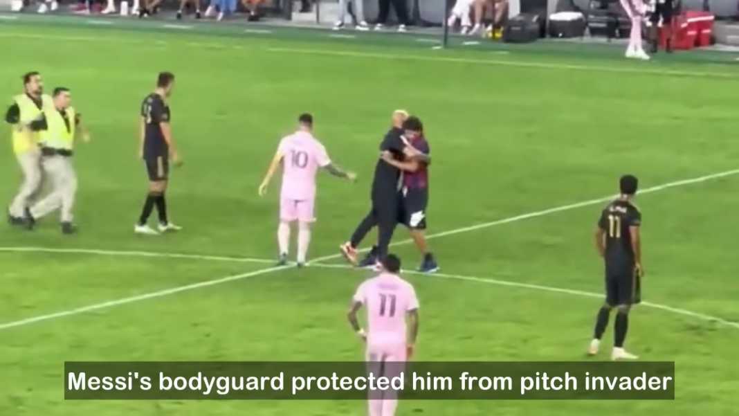 Bodyguard Messi lebih cepat bertindak daripada steward pertandingan Bodyguard Messi Dipaksa Kerja Keras Kawal Majikannya, Tarik Penerobos Lapangan