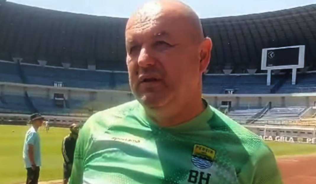 Bojan Hodak Sedang Wawancara Bojan Hodak Perkenalkan Asisten Pelatih Persib Bandung yang Baru