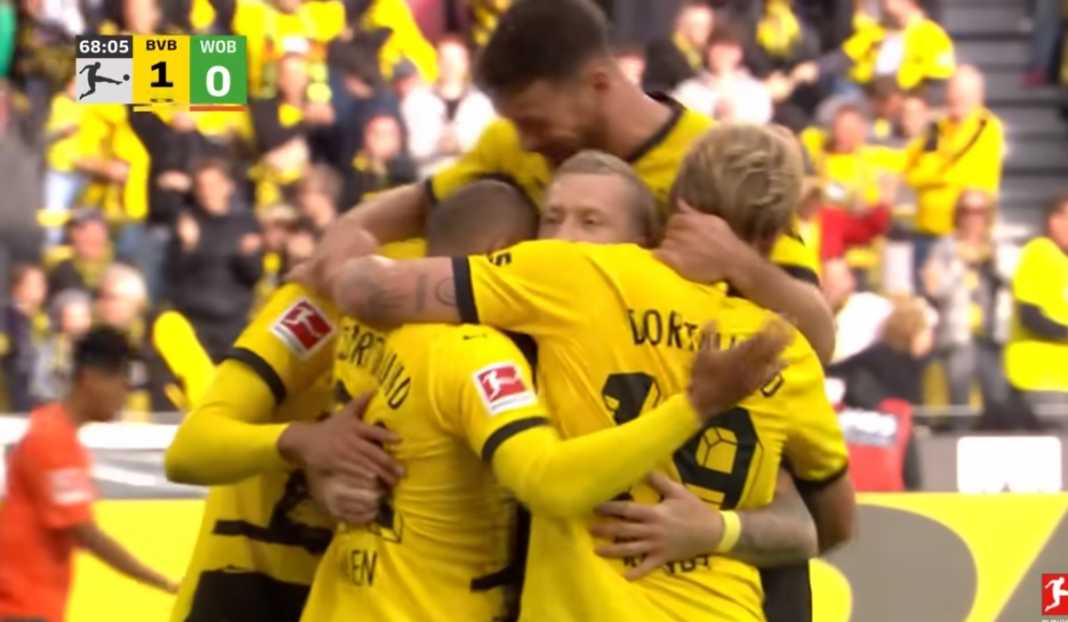 Borussia Dortmund rayakan gol ke gawang Wolfsburg Dortmund Bertekad Pertahankan Dominasi atas Hoffenheim, Perpanjang Rekor Tak Terkalahkan