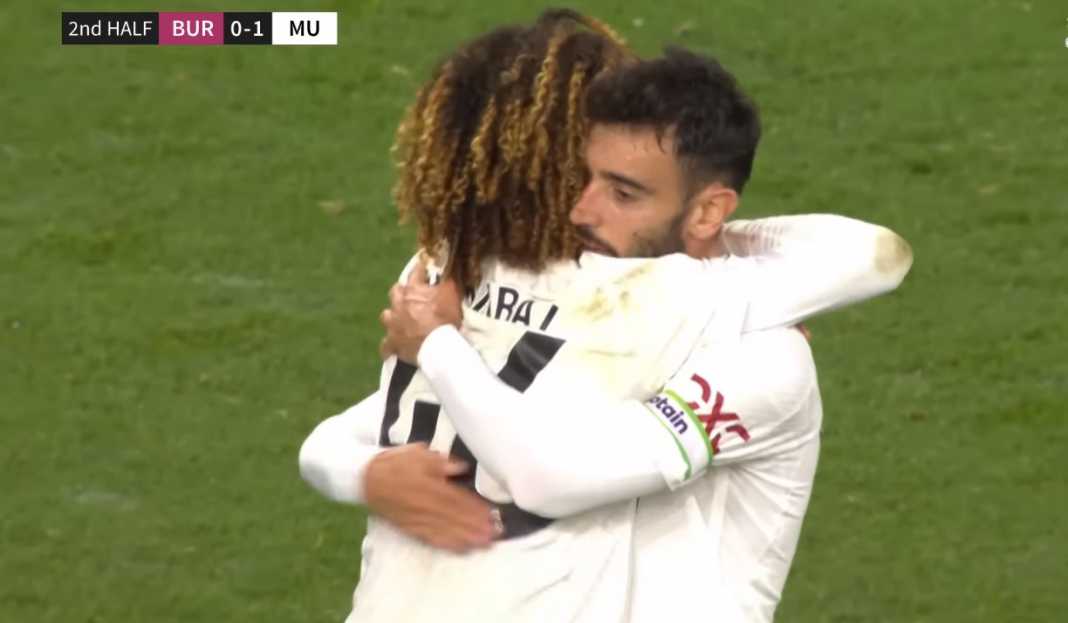 Bruno Fernandes berpelukan dengan Hannibal Mejbri Menuju Putaran Ketiga Piala Liga : Manchester United Bidik Kemenangan Kedua Beruntun