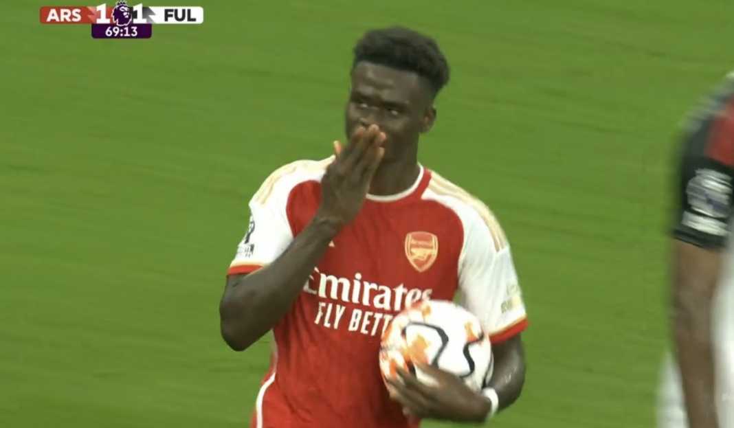 Bukayo Saka rayakan gol penyeimbang melawan Fulham Prediksi Liga Inggris : Arsenal Banggakan Rekor Kandang, Kinerja Tandang Setan Merah Jeblok