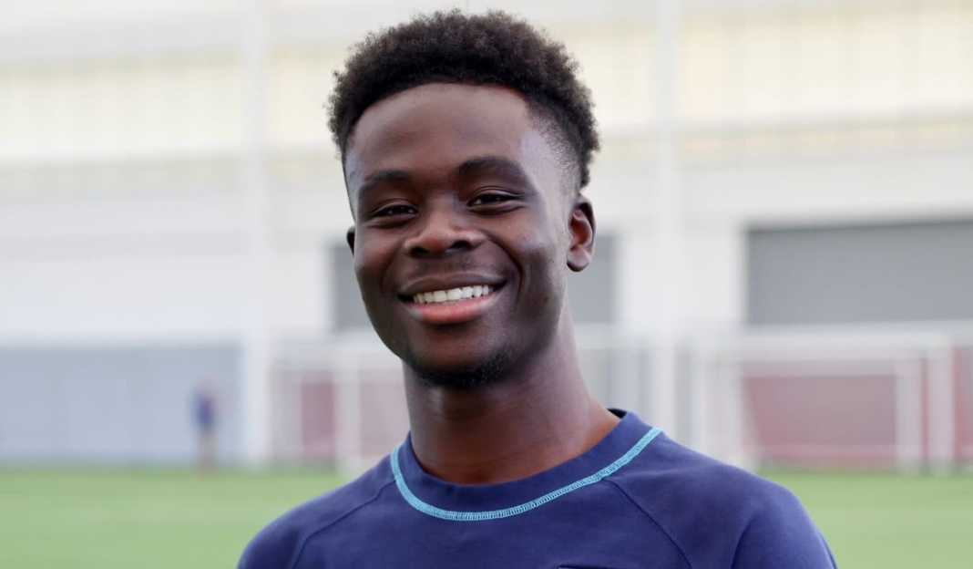 Bukayo Saka saat berfoto di timnas Inggris Bukayo Saka Dibandingkan Dengan Lionel Messi Usai Hasil Imbang Inggris vs Ukraina