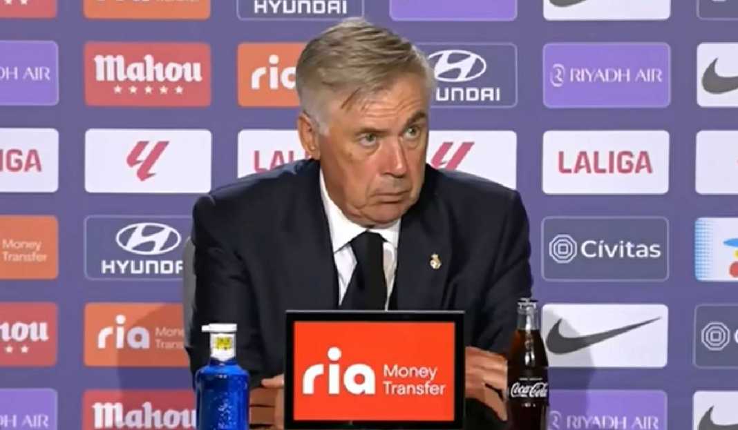 Carlo Ancelotti Sedang Konferensi Pers (1) Carlo Ancelotti Ungkap Penyebab Tumbangnya Los Blancos di Derby Madrid