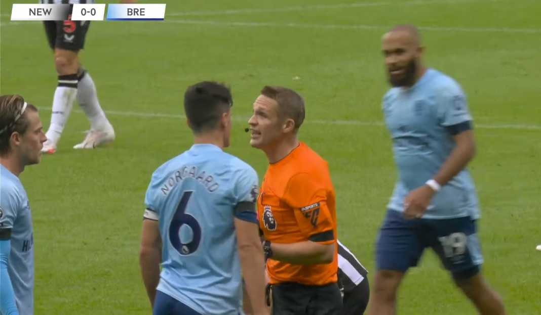 Christian Norgaard saat berdebat dengan wasit Prediksi Liga Inggris : Peluang Bangkit Brentford Usai Kekalahan Kontroversi di St James' Park