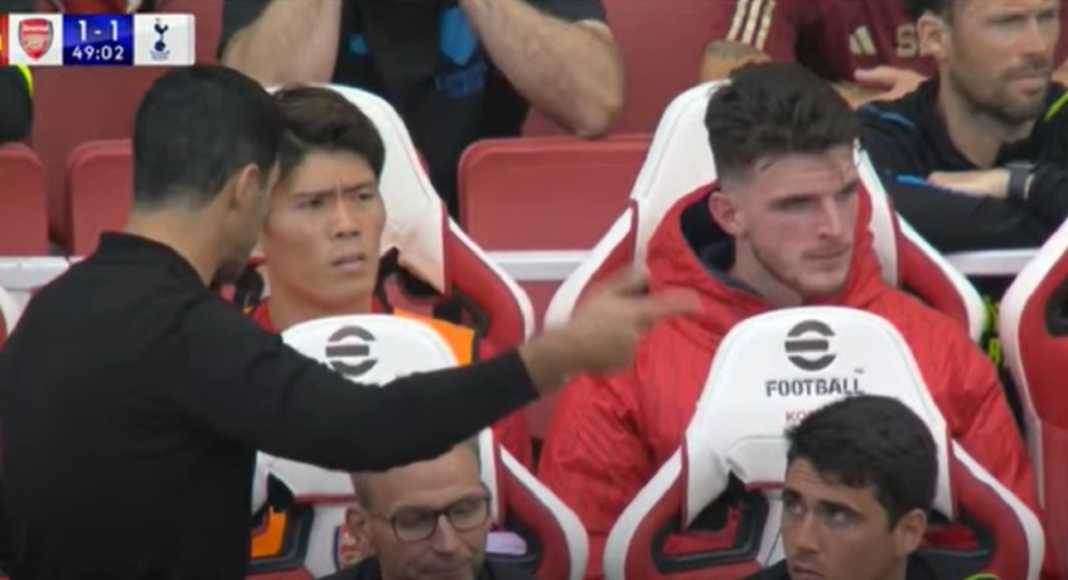 Declan Rice tak lama setelah ditarik keluar di laga vs Tottenham Declan Rice tak lama setelah ditarik keluar di laga vs Tottenham