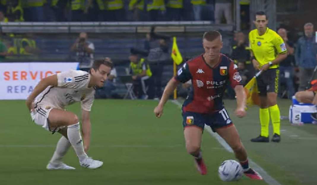 Duel Pemain Genoa vs AS Roma AS Roma Dibantai Genoa, Lorenzo Pellegrini Sampai Bingung