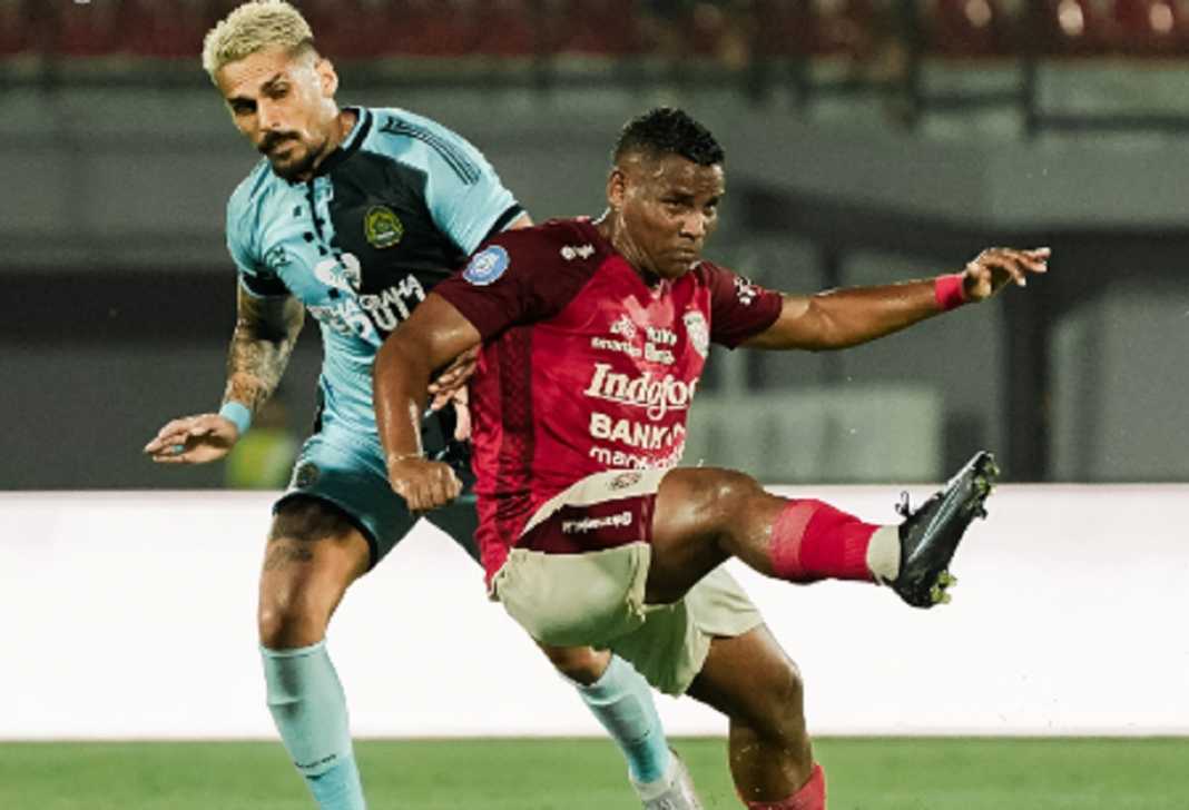 Eber Bessa berduel dengan Pedrinho di laga Bali United vs Persikabo 1973 Eber Bessa berduel dengan Pedrinho di laga Bali United vs Persikabo 1973