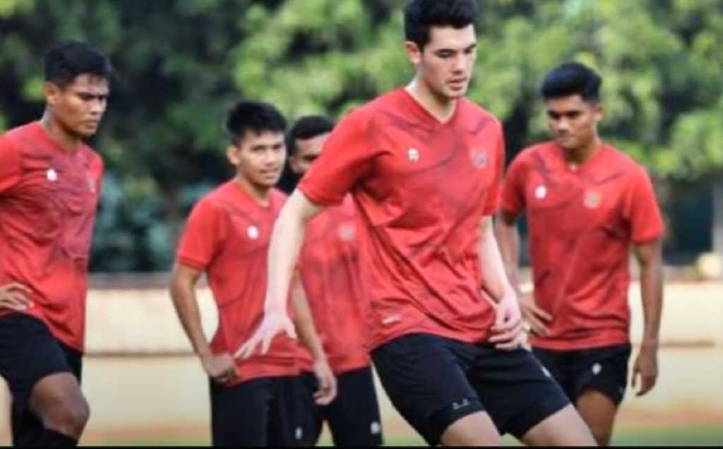 Elkan Baggott saat tengah berlatih bersama para pemain Timnas Indonesia