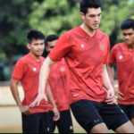 Elkan Baggott saat tengah berlatih bersama para pemain Timnas Indonesia