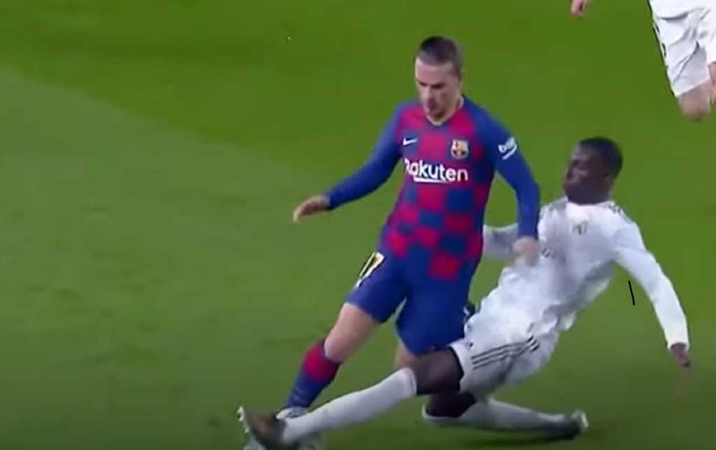 Ferland Mendy dalam sebuah laga El Clasico beberapa tahun lalu