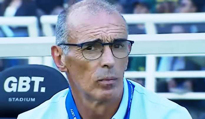 Arema FC Kebobolan 3 Gol Lawan Persebaya, Fernando Valente Ungkap Penyebabnya
