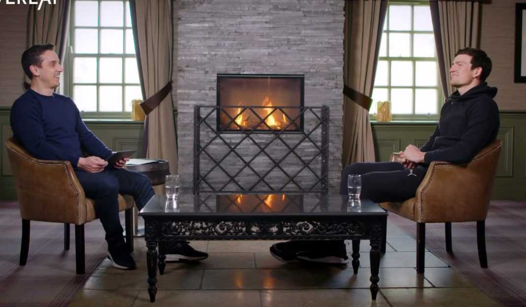 Gary Neville saat menjamu Harry Maguire di Overlap Gary Neville Sarankan Harry Maguire Temui Psikolog Untuk Bantu Masalah Pembullyan