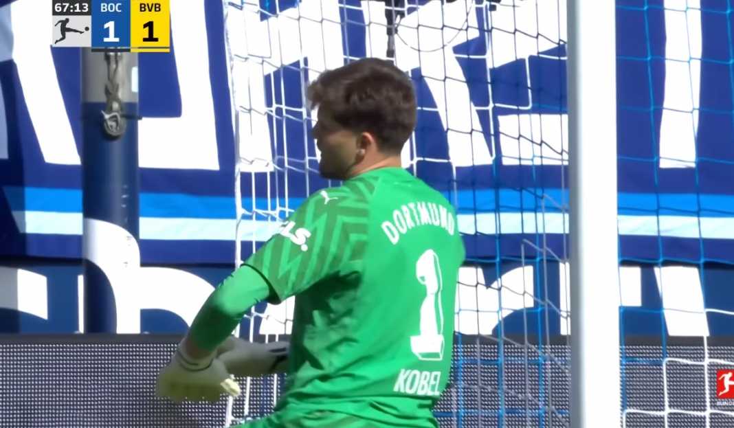 Gregory Kobel usai lakukan penyelamatan melawan Bochum Prediksi Liga Jerman : Andalkan Rekor Kandang, Dortmund Ingin Kembali ke Jalur Kemenangan