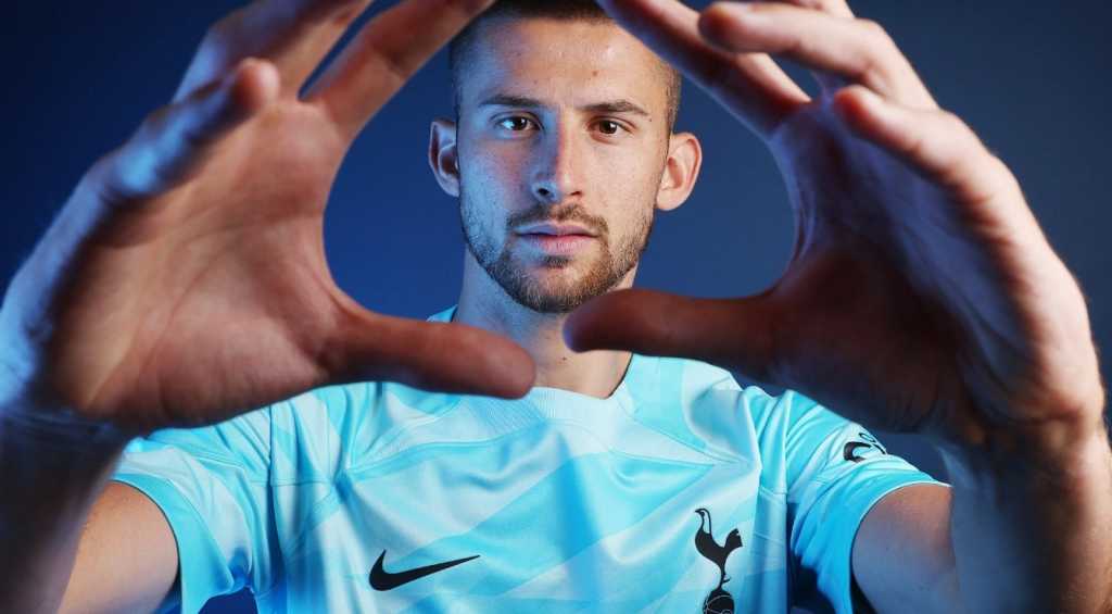 Guglielmo Vicario kiper Italia yang tampil brilian membela Tottenham Hotspur