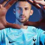 Guglielmo Vicario kiper Italia yang tampil brilian membela Tottenham Hotspur