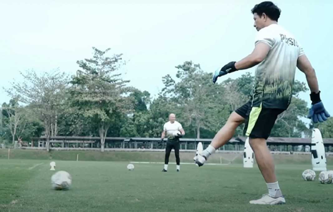 I Made Wirawan saat tengah melatih kiper Persib Bandung I Made Wirawan saat tengah melatih kiper Persib Bandung