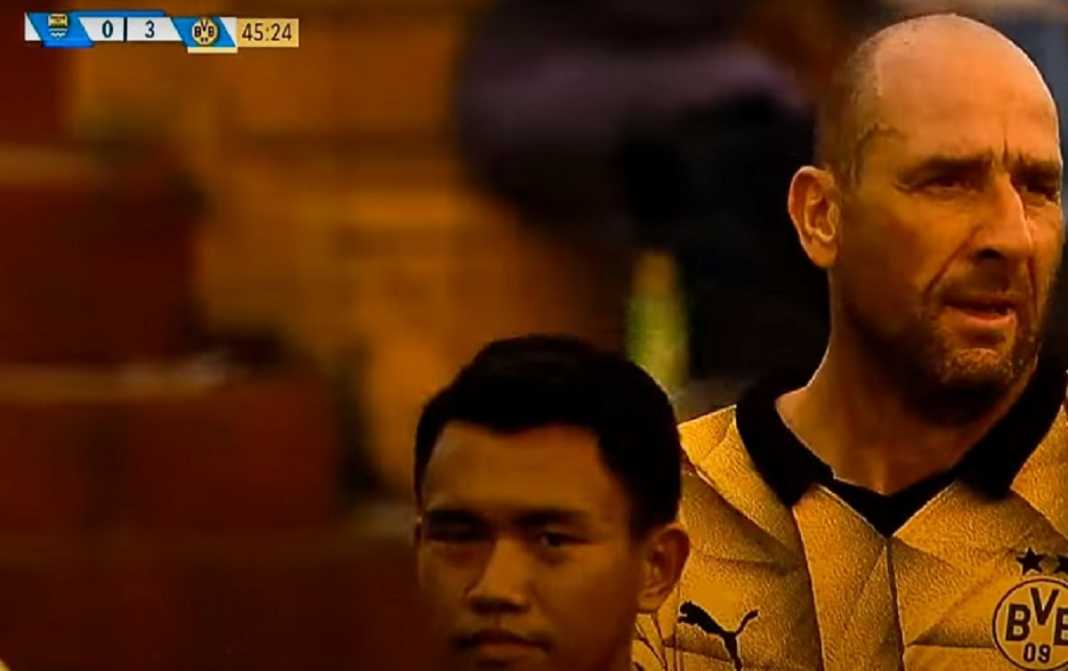 Jan Koller Ikut Mencetak Gol Saat Persib All Stars Kalah dari Borussia Dortmund Legends Jan Koller Ikut Mencetak Gol Saat Persib All Stars Kalah dari Borussia Dortmund Legends