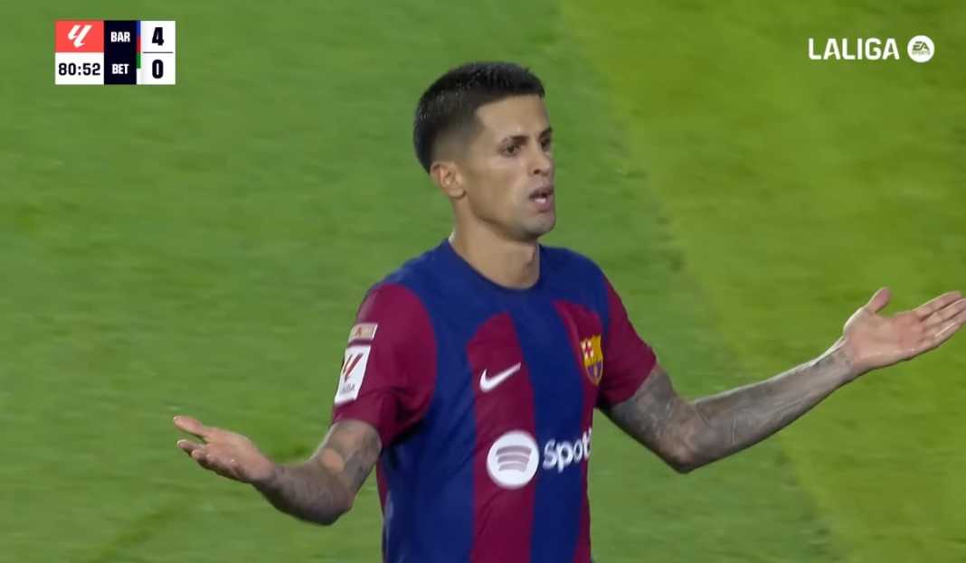 Joao Cancelo rayakan gol ke gawang Betis Prediksi Liga Champions : Barcelona vs Royal Antwerp, Ujian Bersejarah Bagi Pasukan Mark van Bommel