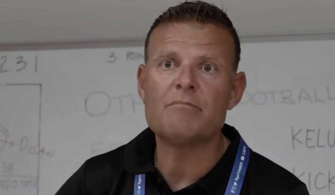 Josep Gombau Sedang Berikan Instruksi ke Pemain Persebaya di Ruang Ganti Kontra Arema FC Usai Hajar Arema FC, Josep Gombau Ingin Persebaya Surabaya Menang Terus!