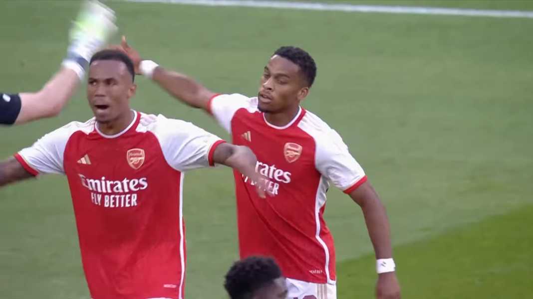 Jurrien Timber saat membela Arsenal 13 Gol PSV Ancaman Bagi Arsenal yang Minus Timber, Partey, Elneny