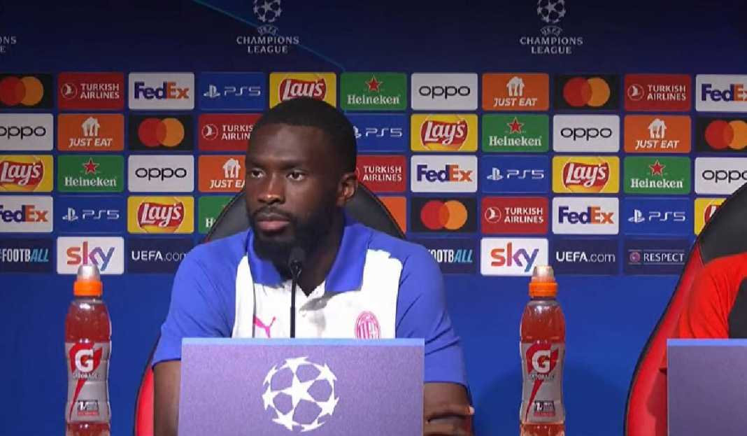 Konferensi Pers Fikayo Tomori Jelng Milan vs Newcastle United AC Milan vs Newcastle United, Fikayo Tomori Lupakan Pertemanan dengan Sandro Tonali!