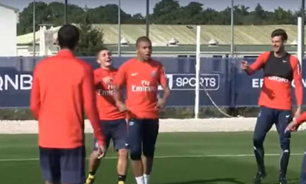 Kylian Mbappe dan Marco Verratti dalam sebuah sesi latihan di PSG