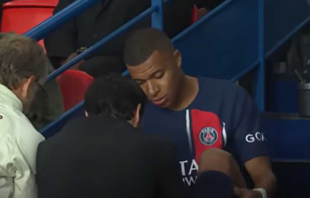 Kylian Mbappe saat mendapat perawatan usai cedera di laga PSG vs Marseille