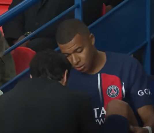 Kylian Mbappe saat mendapat perawatan usai cedera di laga PSG vs Marseille