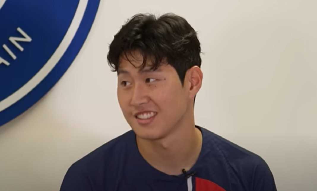 Lee Kang-in dalam sebuah sesi wawancara di PSG Lee Kang-in dalam sebuah sesi wawancara di PSG