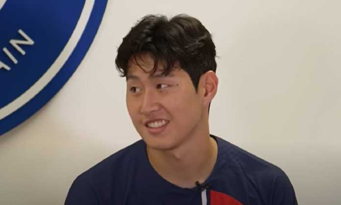 Lee Kang-in dalam sebuah sesi wawancara di PSG