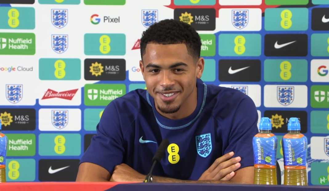 Levi Colwill di konferensi pers timnas Inggris Levi Colwill Beri Jawaban Mengejutkan Soal Siapa Pemain Paling Berpengaruh Dalam Karirnya