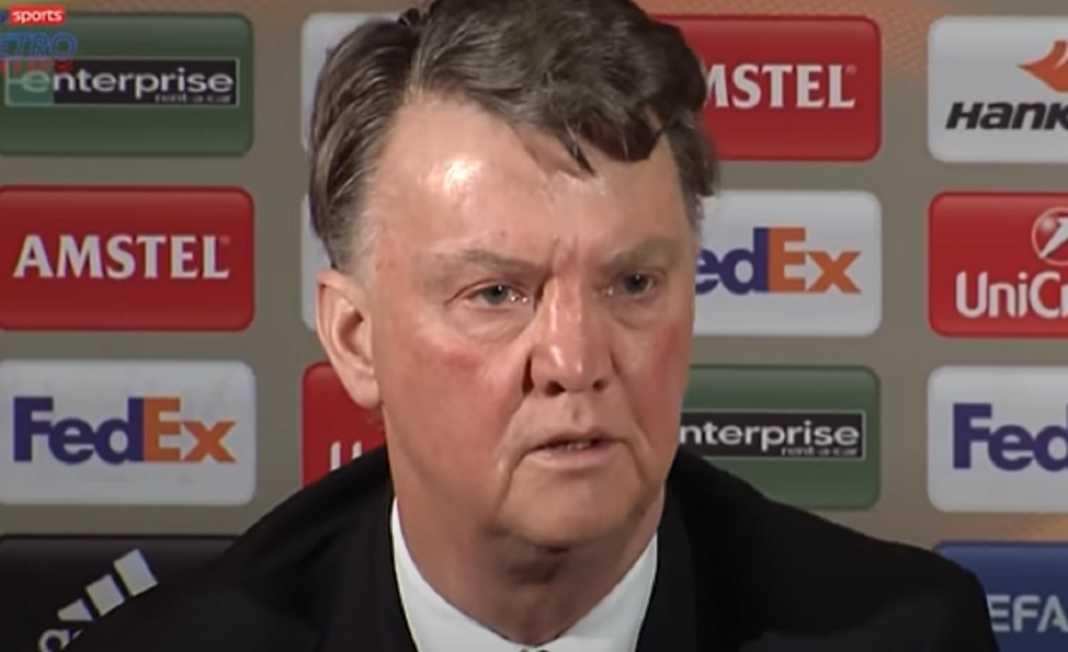 Louis van Gaal dalam sebuah konferensi pers Louis van Gaal dalam sebuah konferensi pers
