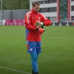 Manuel Neuer jelang latihan di tim muda Bayern Munchen