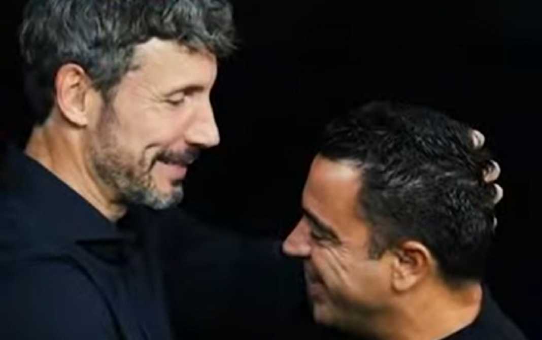 Mark vam Bommel dan Xavi Hernandez saat bertemu di laga Barcelona vs Royal Antwerp Mark vam Bommel dan Xavi Hernandez saat bertemu di laga Barcelona vs Royal Antwerp
