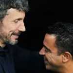 Mark vam Bommel dan Xavi Hernandez saat bertemu di laga Barcelona vs Royal Antwerp