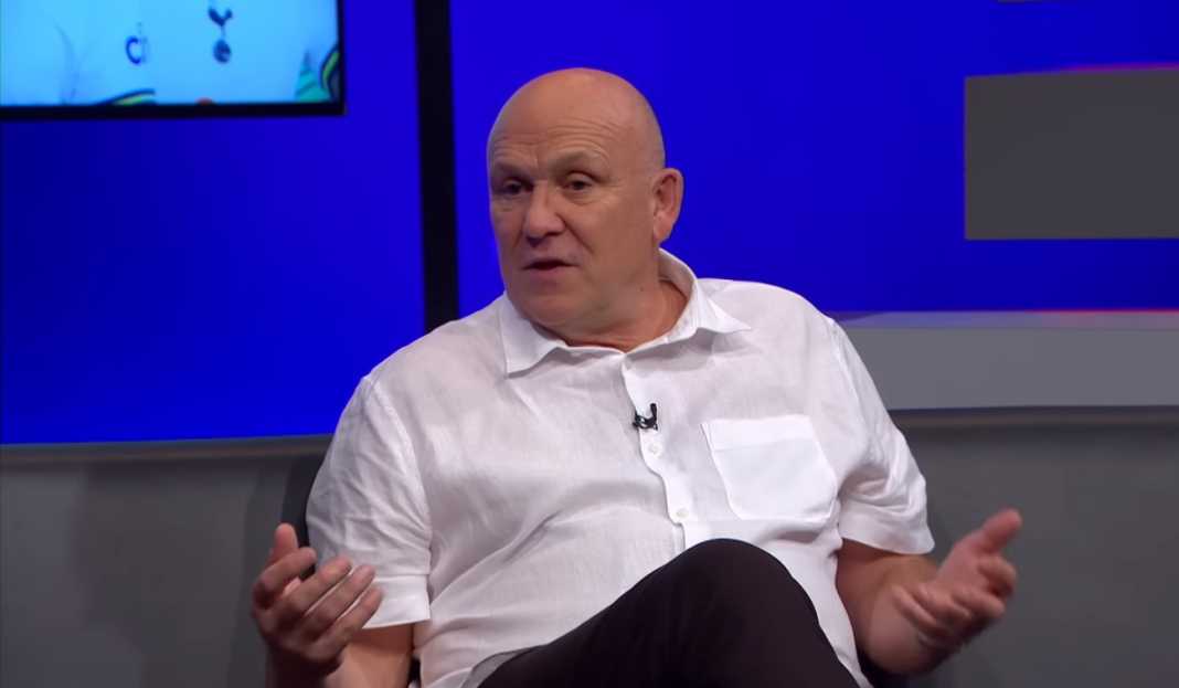 Mike Phelan berbicara tentang Cristiano Ronaldo di Manchester United Mike Phelan Sebut Standar Tinggi Cristiano Ronaldo Picu Ketegangan di Manchester United