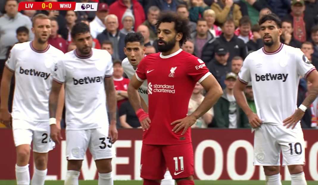 Mohamed Salah bersiap eksekusi penalti Liverpool Hadapi Pemuncak Klasemen Championship di Putaran Ketiga Piala Liga