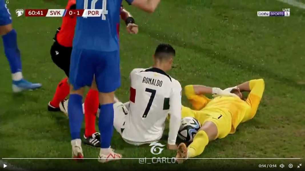 Momen ketika Cristiano Ronaldo hajar leher kiper Slovakia Ronaldo Gagal Gol, Malah Kena Kartu Kuning Usai Hajar Kiper Slovakia