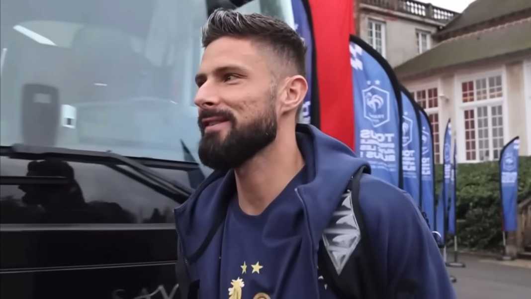 Olivier Giroud berjalan keluar bus tim Tidak Ada Pemain Liga Inggris Dalam Daftar Starter Timnas Perancis, Besok