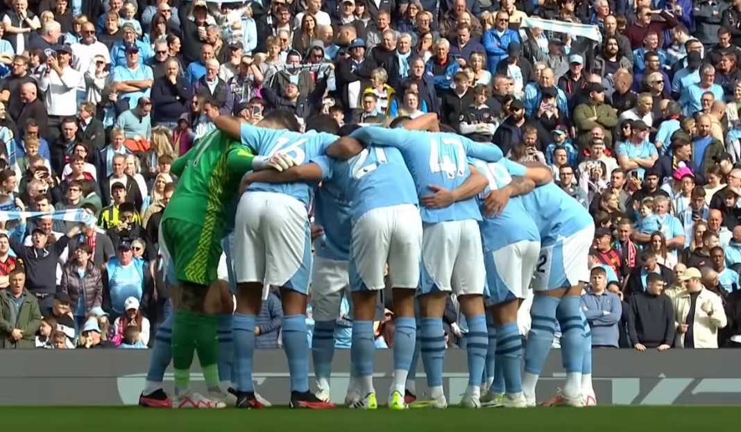 Para pemain Manchester City berkumpul sebelum laga Sudah 10 Kali Bertemu Tak Pernah Menang, Bisakah Newcastle Kalahkan Tim Pep Guardiola?