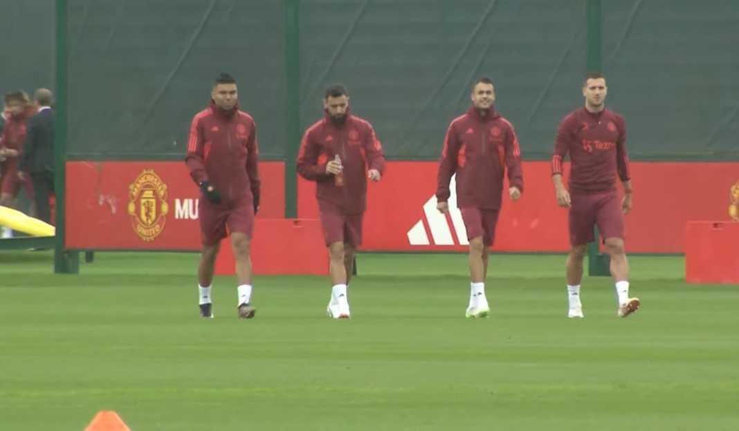 Para pemain Manchester United menuju tempat berlatih Skuad Perjalanan Tandang Manchester United: Siapa yang Ada dan yang Absen di Allianz Arena
