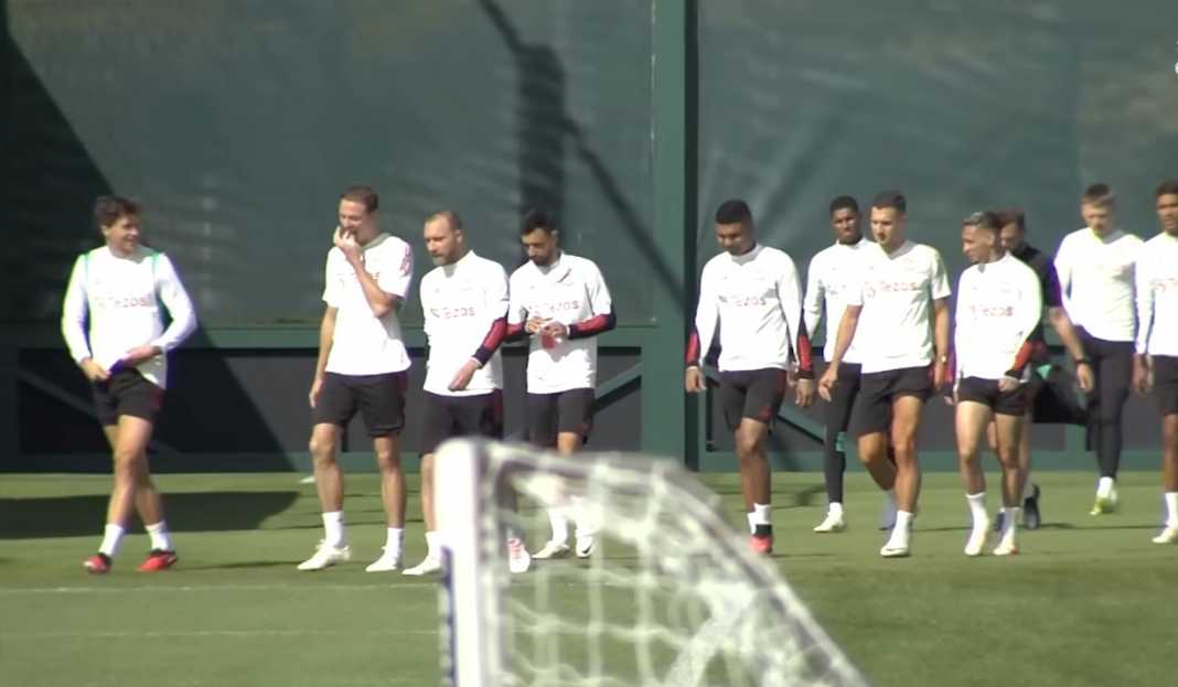 Para pemain Manchester United menuju tempat latihan Termasuk Trio Buangan, Ini Skuad 25 Pemain Manchester United Untuk Premier League