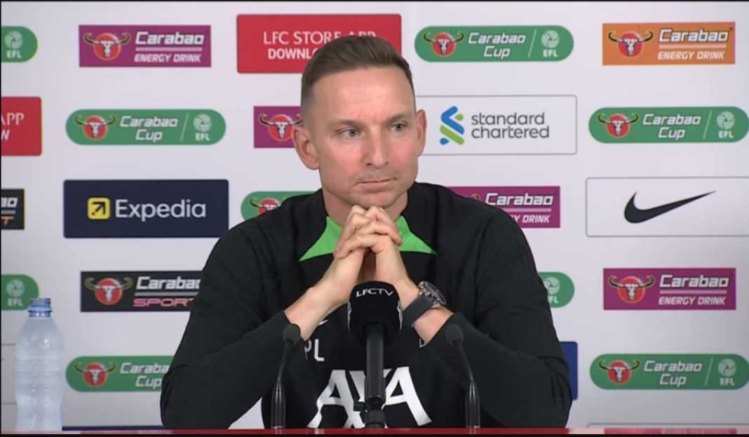 Pepijn Lijnders dalam konferensi pers Liverpool Pepijn Lijnders Ungkap Strategi Untuk Piala Liga dan Pengembangan Pemain Muda Liverpool