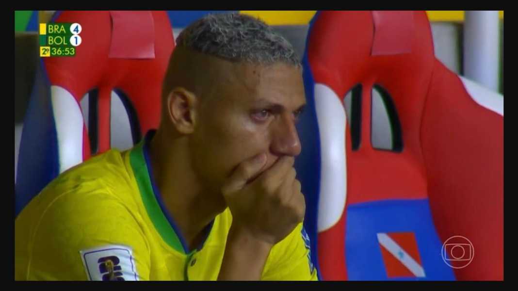 Richarlison duduk menangis di bangku cadangan timnas Brasil Gagal Gol Saat Peluang Emas, Richarlison Menangis di Bangku Cadangan Brasil