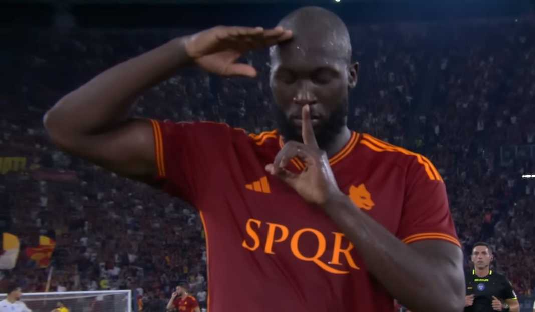 Romelu Lukaku selebrasi usai cetak gol bagi AS Roma Tantangan Bagi AS Roma, Jadi Tim Pertama Jebol Gawang Torino di Kandangnya