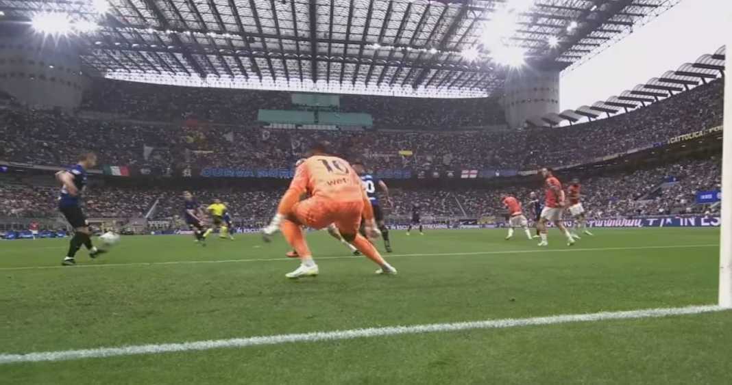 Saat Inter menghabisi Milan 5-1 Gila Bola - Gak capek kah AC Milan enam hari pergi pulang ke San Siro? Dalam laga ketiganya tak sampai seminggu di stadion ikonik ini, Rossoneri mencoba pulih saat menjamu Hellas Verona di ajang Serie A, Sabtu malam (23/9) nanti. Setelah pembantaian 5-1 oleh tetangganya Inter dan hasil imbang kontra Newcastle United maka ini adalah pertandingan ketiga pasukan Stefano Pioli dalam rentang enam hari terakhir. Kali ini mereka akan menjamu Verona, tim yang selalu mereka kalahkan dalam lima head to head terkini. Meskipun Verona selalu kalah lawan Rossoneri, tapi tim ini baru takluk satu kali saja dari empat laga perdana musim baru 2023/24 ini, menduduki posisi kesembilan dengan nilai 7. Itu merupakan sebuah prestasi tersendiri. Ini merupakan kesempatan terbaik bagi Milan pulih dari kekalahan menyakitkan di Derby Milano, merebut tiga poin dan mengantongi 12 poin yang cukup untuk menduduki posisi kedua klasemen sementara Serie A. Daftar Pemain yang Absen dan Diragukan Membela Milan Di antara pemain skuad utama yang sudah dipastikan akan absen adalah Ismael Bennacer akibat cedera lutut, dan juga Piere Kalulu karena ketidaknyamanan otot. Jangan dilupakan pula bahwa kiper Mike Maignan terpaksa ditarik keluar beberapa menit jelang laga di Liga Champions berakhir akibat cedera paha, dan Mattia Caldara cedera pergelangan kaki. Selain mereka, Ruben Loftus-Cheek ditarik keluar pada pertengahan paruh kedua laga Eropa akibat cedera otot. Semua pemain absen ini akan memberi dampak buruk bagi Rossoneri dalam usaha pulih dari kekalahan menyakitkan lawan Inter, terakhir kali. Tapi mereka harus memaksakan diri untuk menang karena laga kontra Cagliari dan Lazio sudah menunggu untuk dua pekan berikutnya. Hellas Verona Dalam Penampilan Terbaiknya Marco Maroni akan memaksa anak buahnya untuk percaya diri dan mencatatkan kemenangan pertama atas Milan, dengan kekalahan Verona di tangan Rossoneri bisa dirunut sampai satu dekade ke belakang. Verona menang di Empoli 0-1 dan mengalahkan AS Roma 2-1 dalam dua laga pertama Liga Italia musim baru ini, sebelum takluk di Sassuolo dengan skor 3-1. Mereka kemudian pulih dengan hasil imbang 0-0 kontra Bologna. Perolehan poin tujuh dari empat laga pertama merupakan penampilan nomor dua terbaik dari Verona dalam satu abad terakhir.